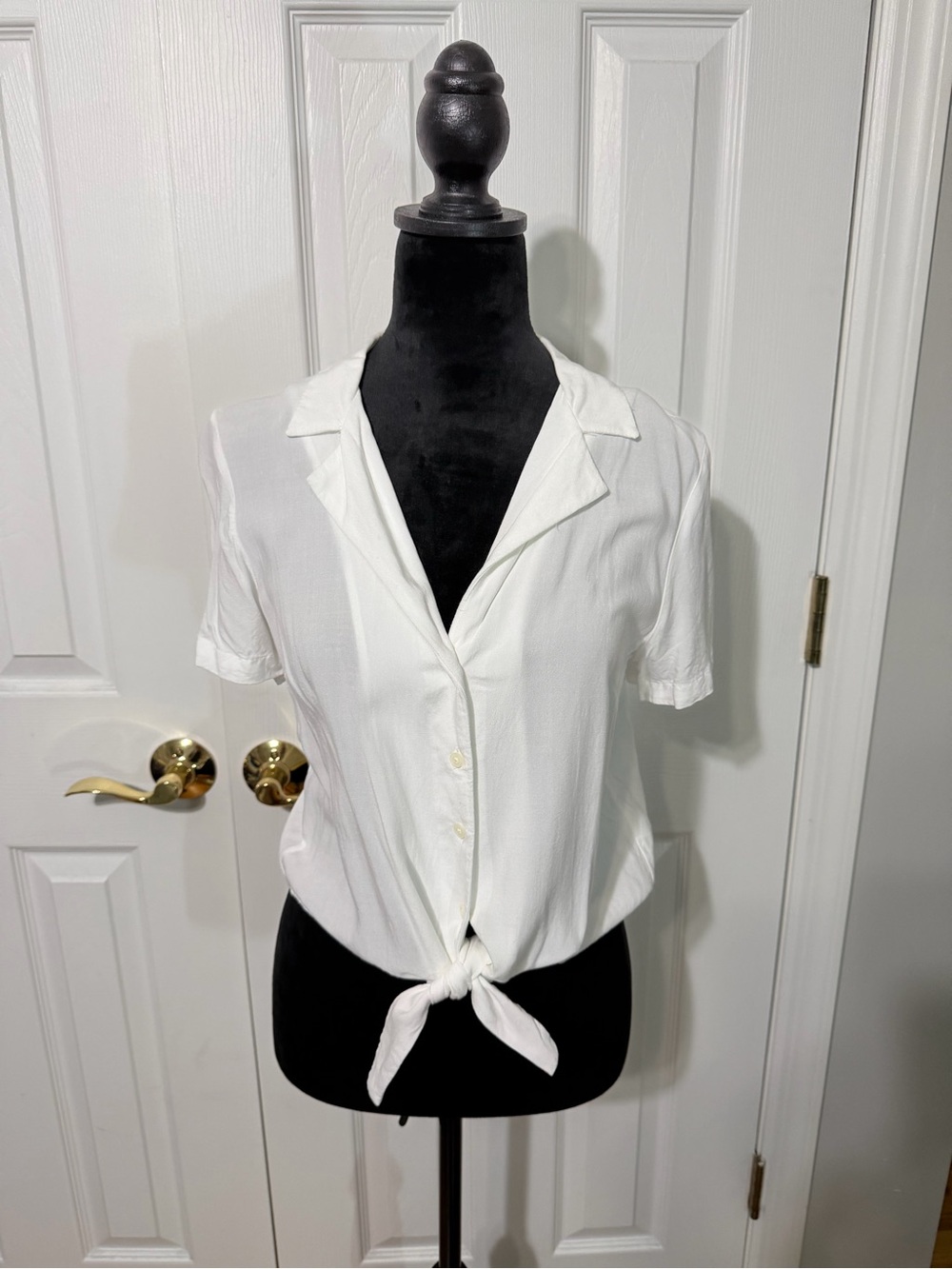 H&M White Short-Sleeve Button-Front Tie Shirt
